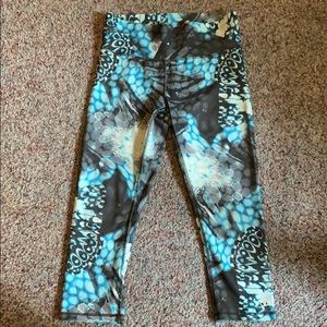 Blue butterfly wing pattern cropped leggings.